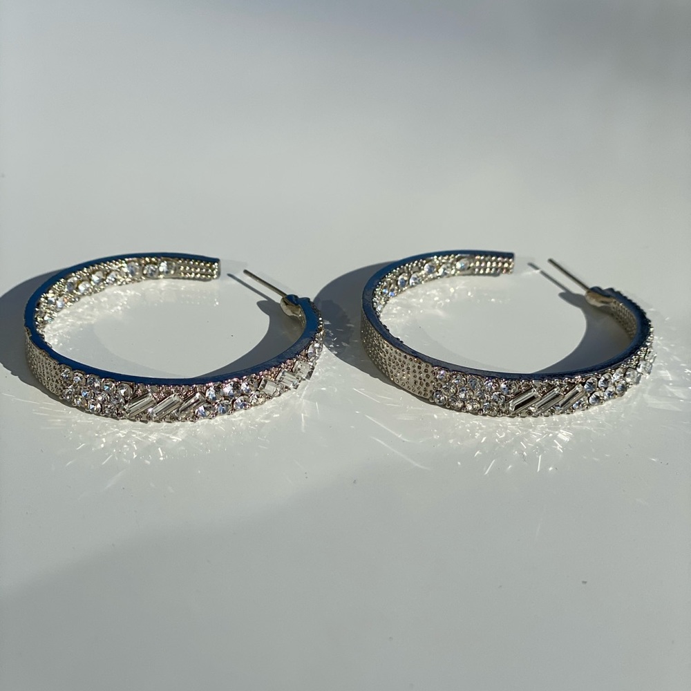 ERRINGS NWOT DAZZLIN SILVER HOOPS